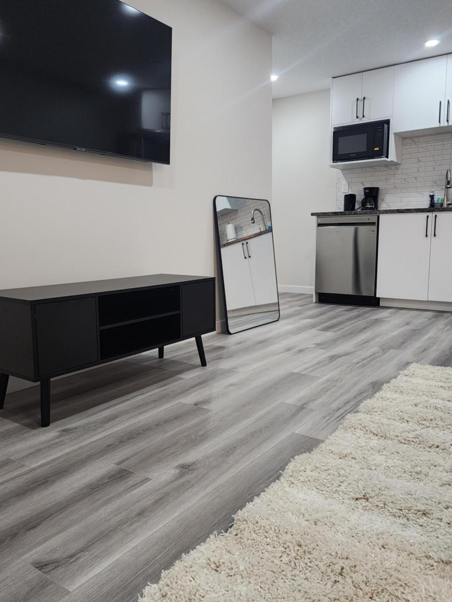 Trendy 2-Bed Oasis Awaits! Appartement YYC Buitenkant foto